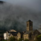 De entre la niebla