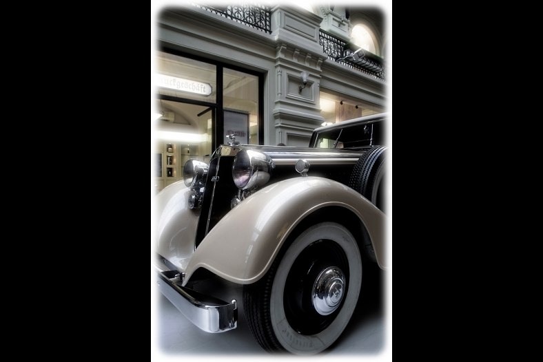 Stirlitz realized that it was Bormann's car ...