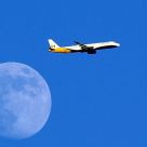 La luna y un avion