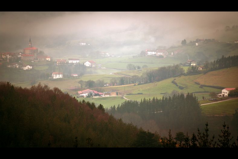 Zizurkil entre niebla