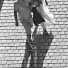 Pareja en la tarde sobre adoquines