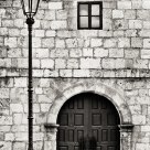 La puerta,la farola y una pequeña ventana.