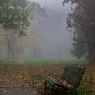 Panchina e Chiesa nella nebbia