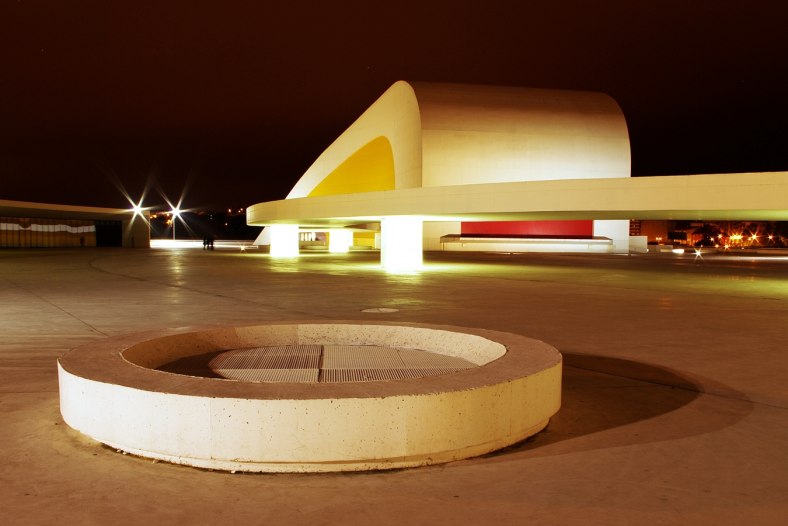 Niemeyer in the night