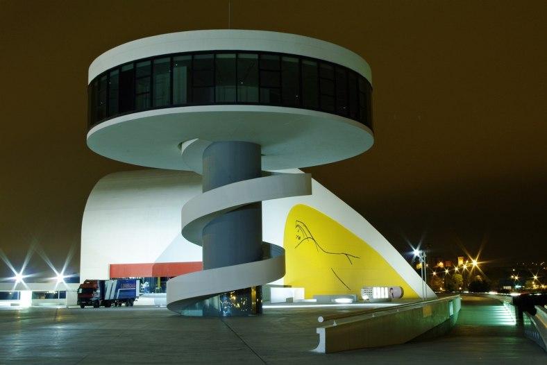 Noche sobre el Niemeyer