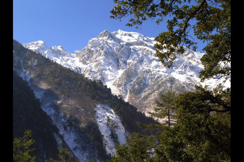 the peak of a snow mountain 