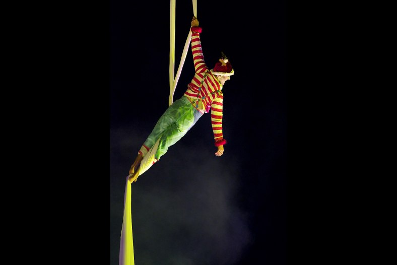 Cirko Vertigo - Acrobat