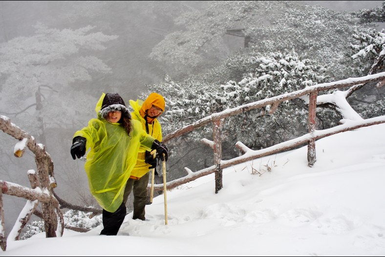 Climbers in snowstorm at the Shixin Peak